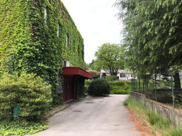 capannone in vendita a Merone