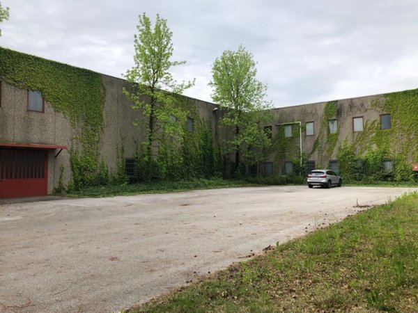 capannone in vendita a Merone