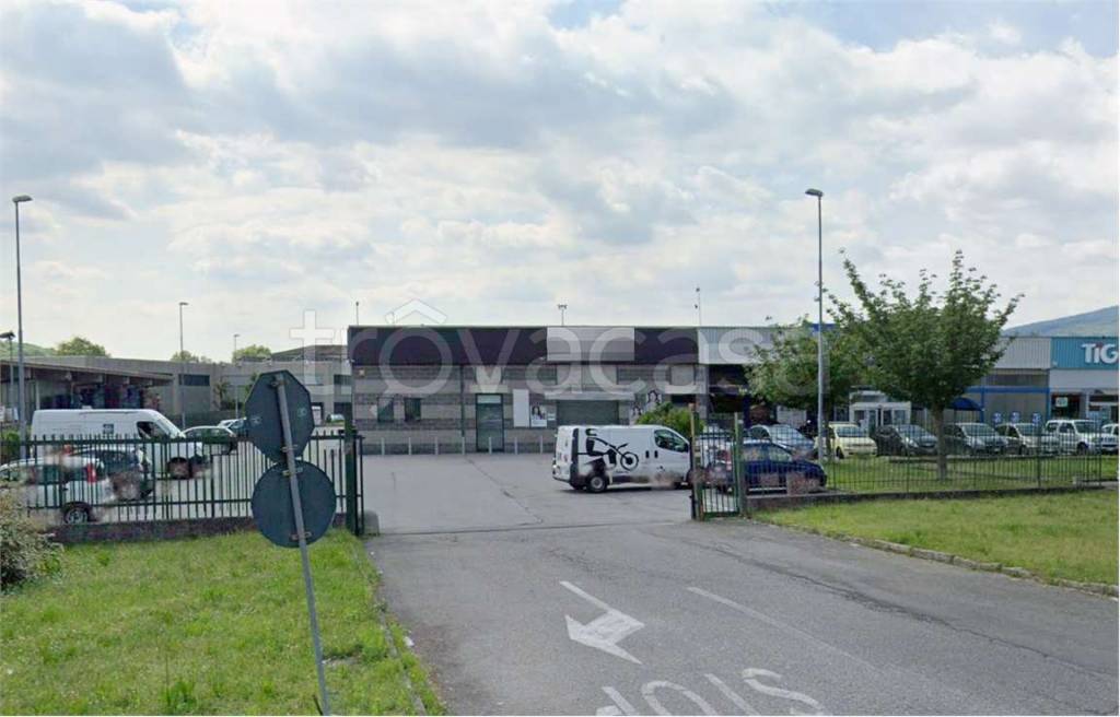negozio in vendita a Merone