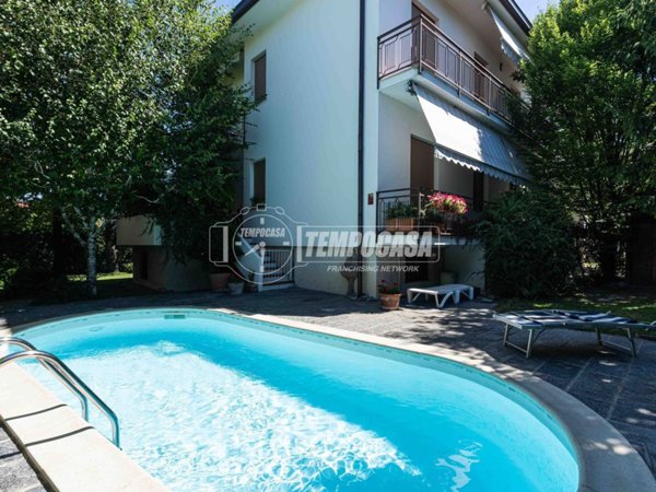 casa indipendente in vendita a Merone