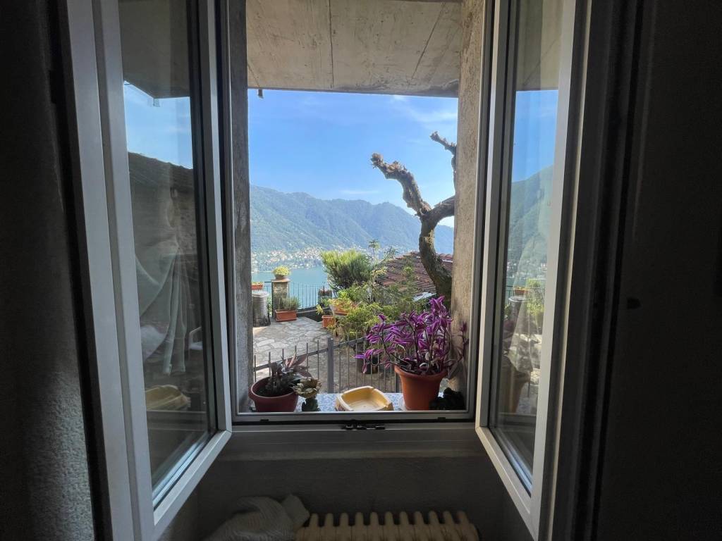 casa indipendente in vendita a Moltrasio in zona Casarico