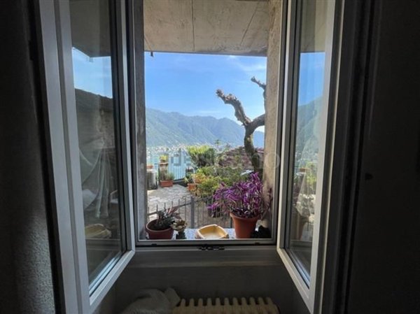 casa indipendente in vendita a Moltrasio in zona Casarico
