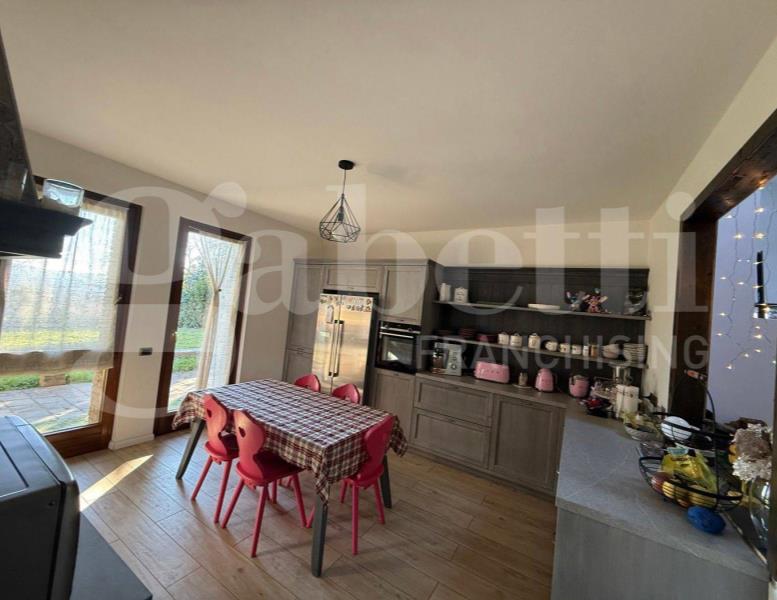 casa indipendente in vendita a Monguzzo in zona Nobile