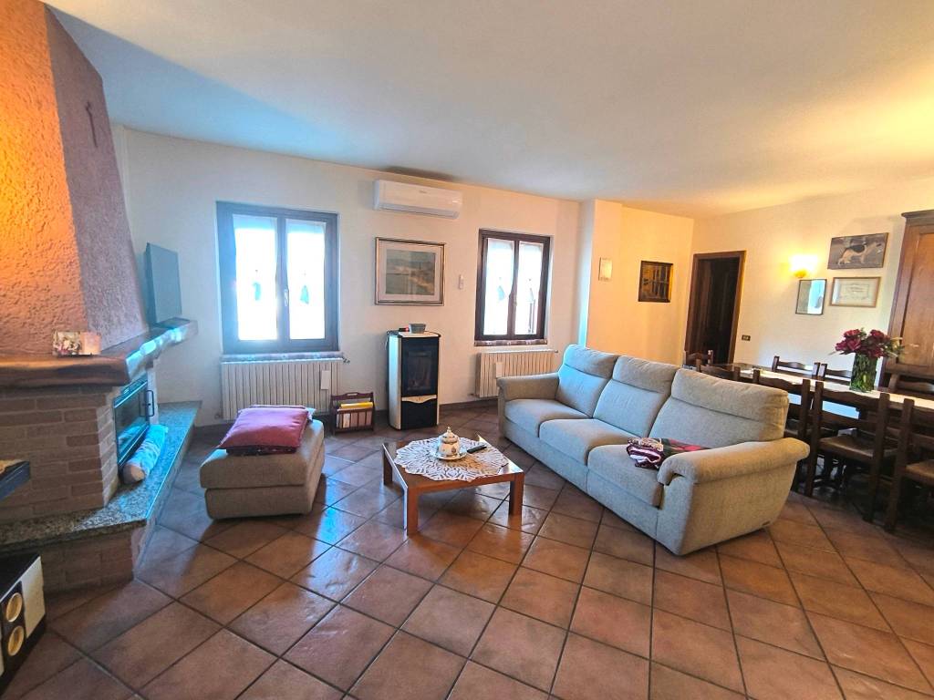 casa indipendente in vendita a Monguzzo