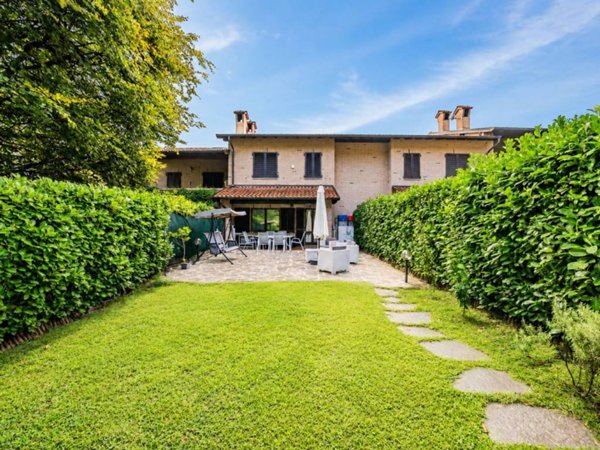 casa indipendente in vendita a Monguzzo in zona Nobile