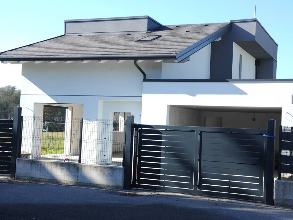 casa indipendente in vendita a Montano Lucino in zona Lucino