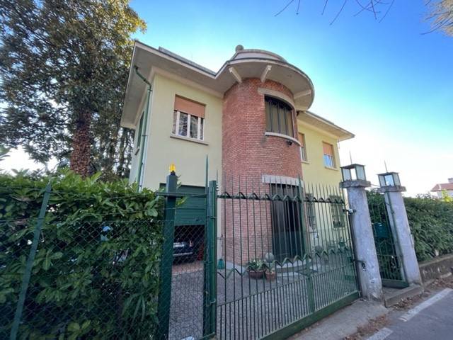 casa indipendente in vendita a Montano Lucino in zona Lucino