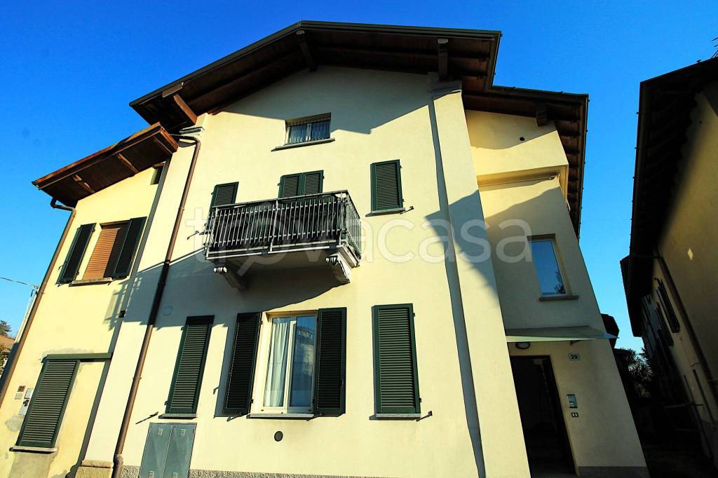 appartamento in vendita a Montano Lucino in zona Lucino