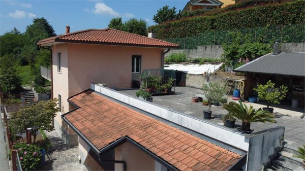 casa indipendente in vendita a Montano Lucino