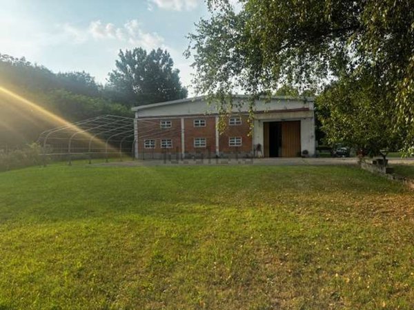 capannone in vendita a Montano Lucino