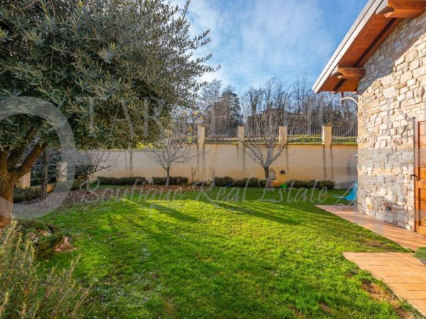 casa indipendente in vendita a Montano Lucino