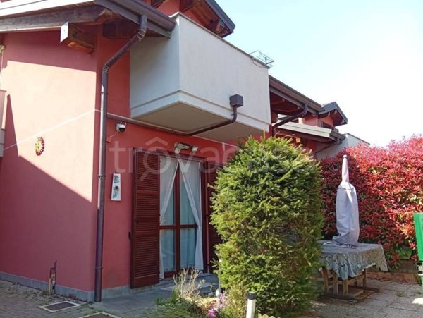 casa indipendente in vendita a Montano Lucino in zona Montano