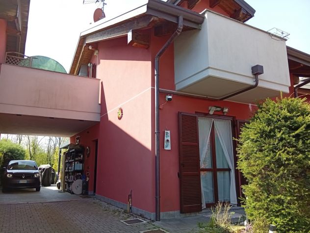 casa indipendente in vendita a Montano Lucino in zona Montano