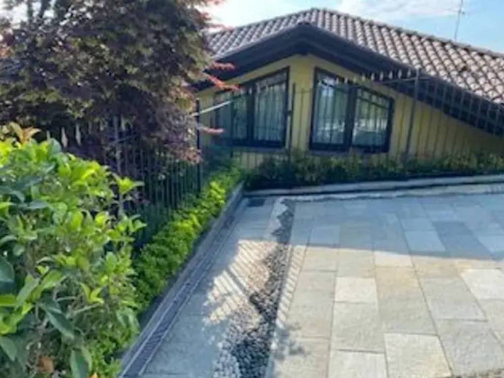 casa indipendente in vendita a Montano Lucino in zona Lucino