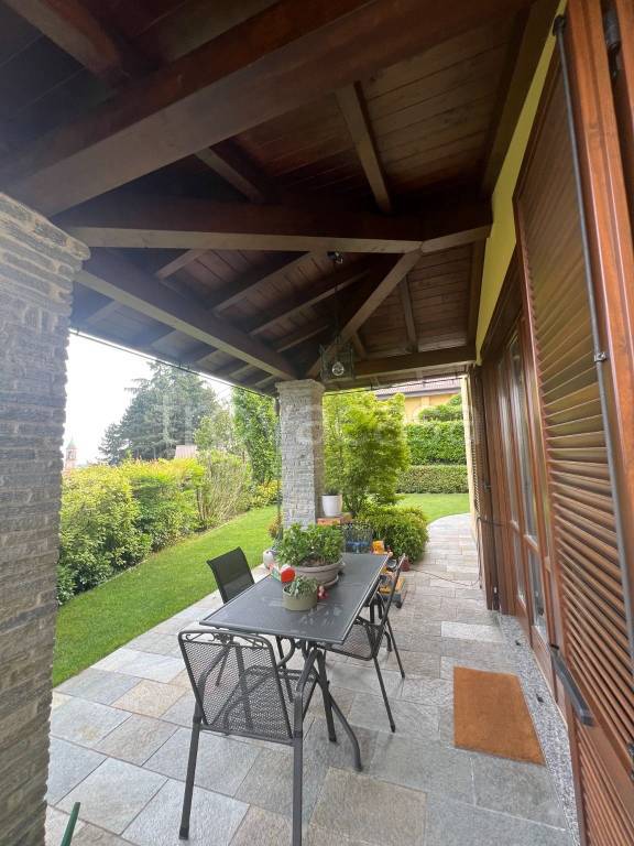 casa indipendente in vendita a Montano Lucino in zona Lucino