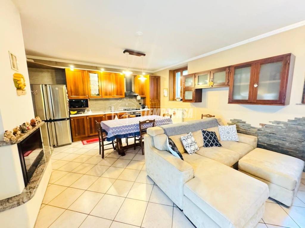 casa indipendente in vendita a Montano Lucino