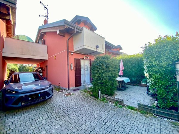 casa indipendente in vendita a Montano Lucino in zona Montano