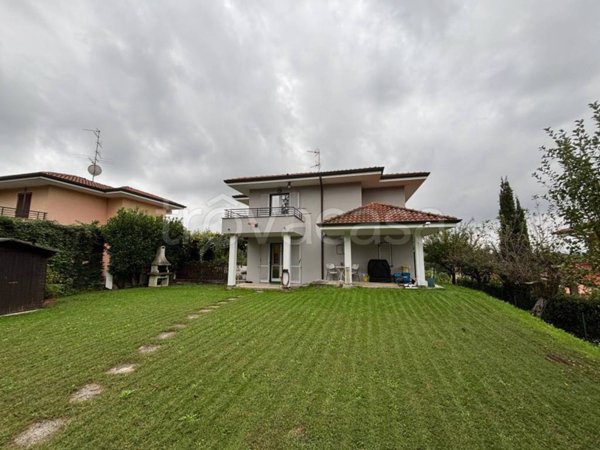 casa indipendente in vendita a Montano Lucino in zona Lucino