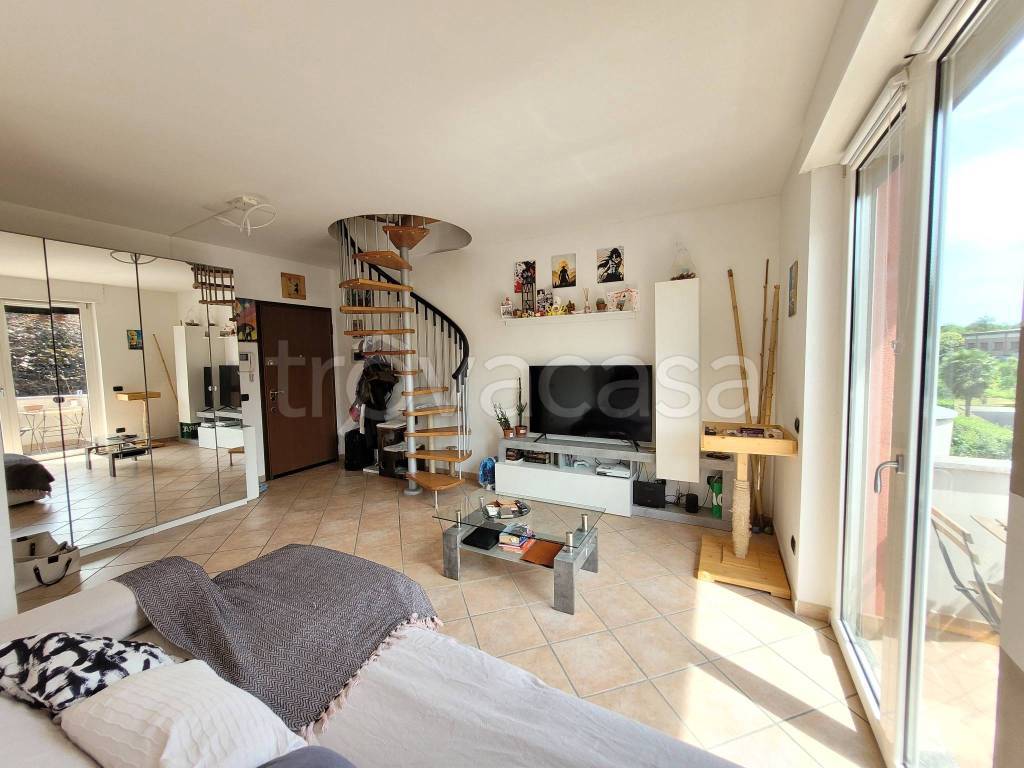 appartamento in vendita a Montano Lucino in zona Montano