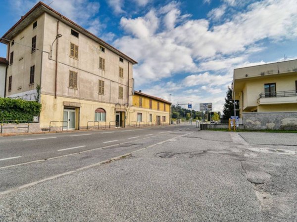 intera palazzina in vendita a Montano Lucino in zona Lucino