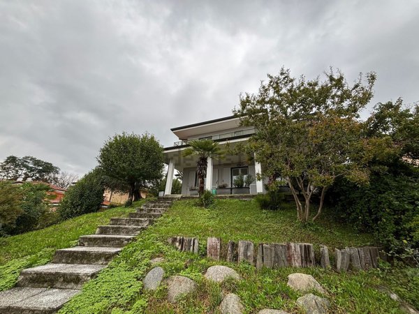 casa indipendente in vendita a Montano Lucino