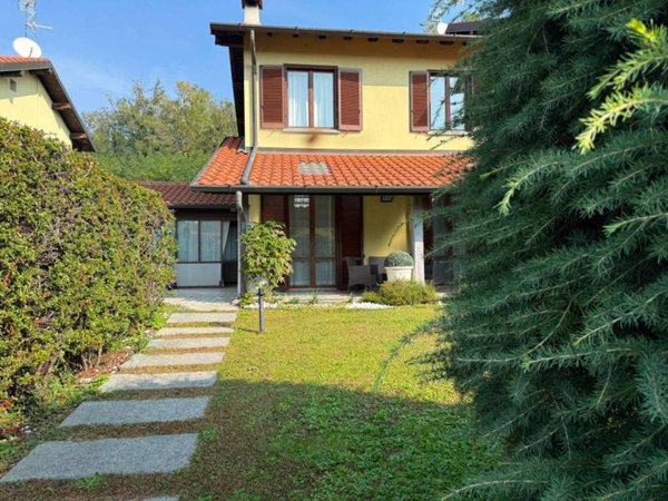 casa indipendente in vendita a Montano Lucino in zona Lucino