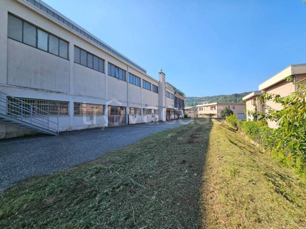 capannone in vendita a Montano Lucino