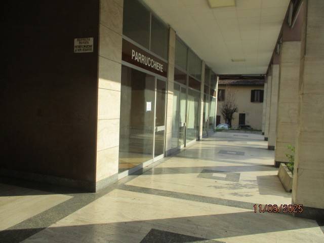 negozio in vendita a Montano Lucino in zona Lucino