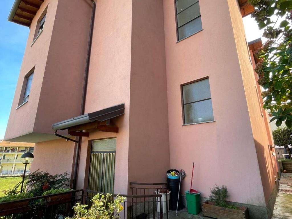 appartamento in vendita a Montano Lucino in zona Lucino