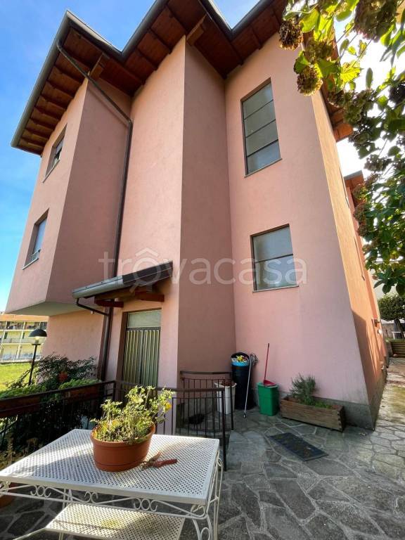 appartamento in vendita a Montano Lucino in zona Lucino