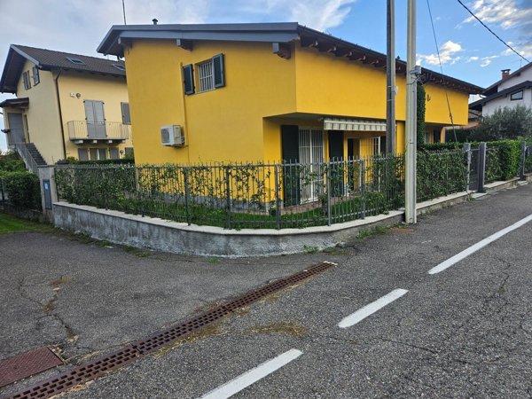 casa indipendente in vendita a Montano Lucino in zona Montano