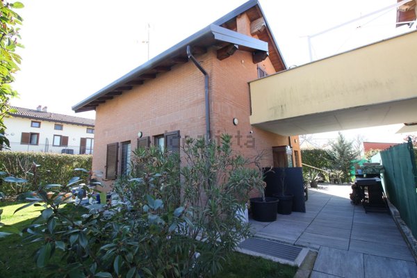 casa indipendente in vendita a Montano Lucino