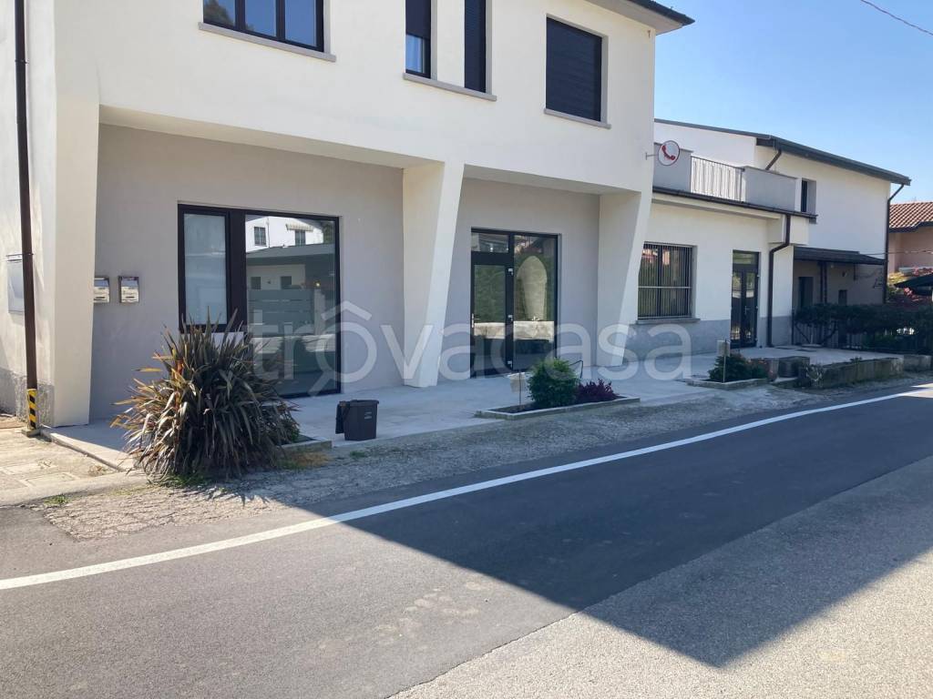 negozio in vendita a Montano Lucino