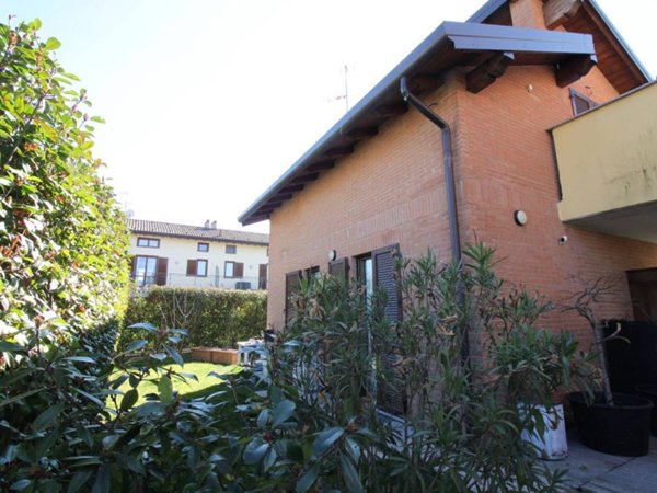 casa indipendente in vendita a Montano Lucino