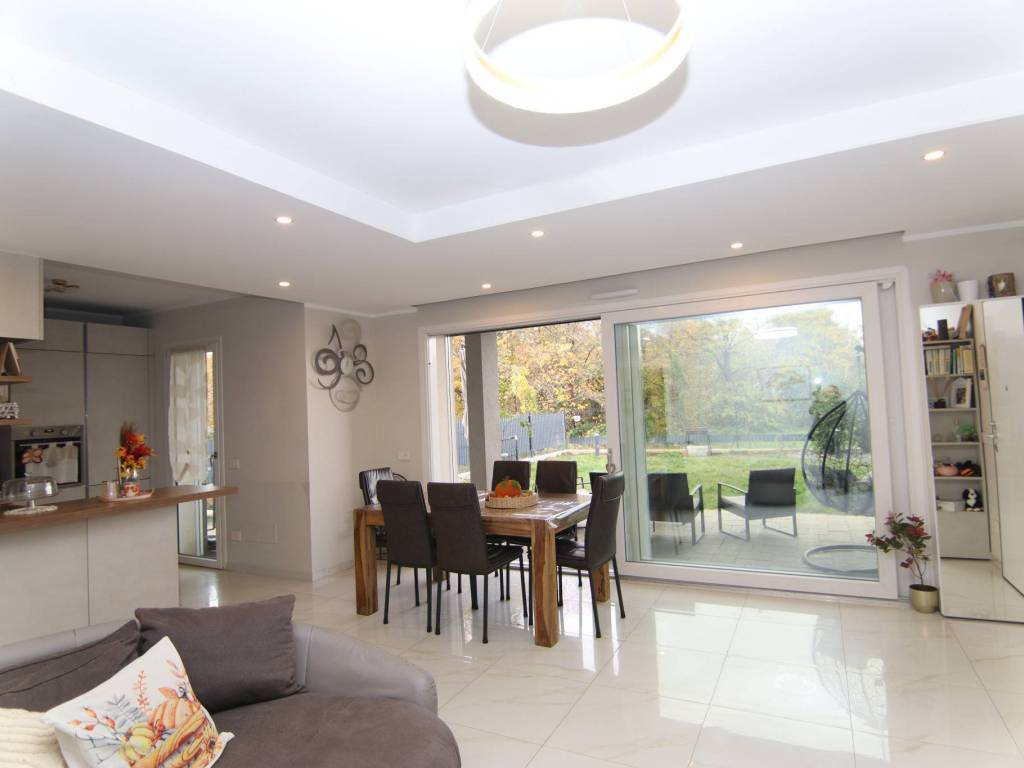 appartamento in vendita a Montano Lucino