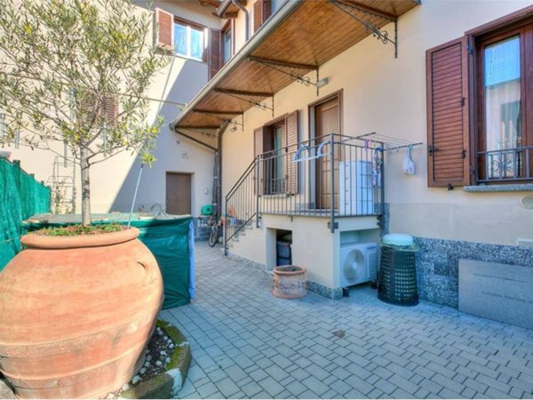 casa indipendente in vendita a Montano Lucino in zona Montano