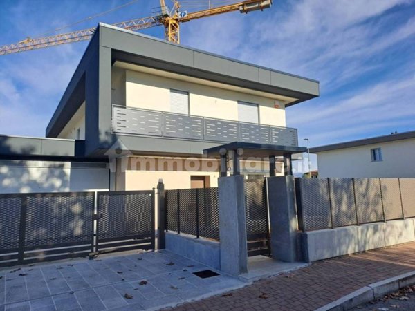 casa indipendente in vendita a Montano Lucino in zona Montano