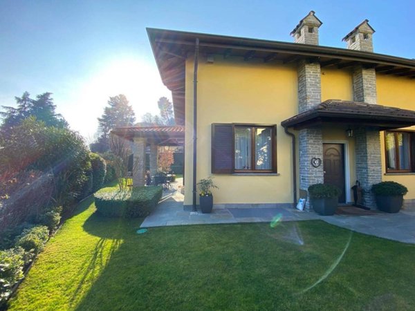 casa indipendente in vendita a Montano Lucino in zona Lucino