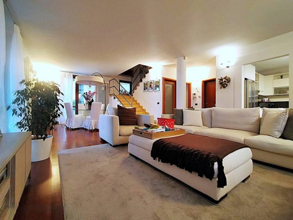 casa indipendente in vendita a Montano Lucino in zona Lucino