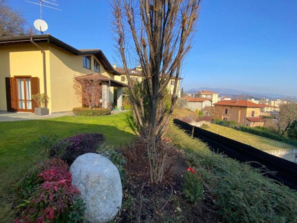 casa indipendente in vendita a Montano Lucino in zona Lucino
