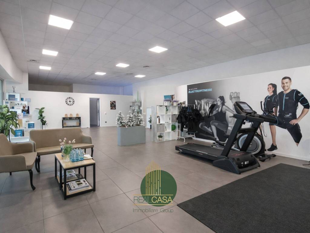 negozio in vendita a Montano Lucino in zona Lucino