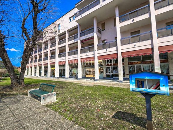 negozio in vendita a Montano Lucino in zona Lucino