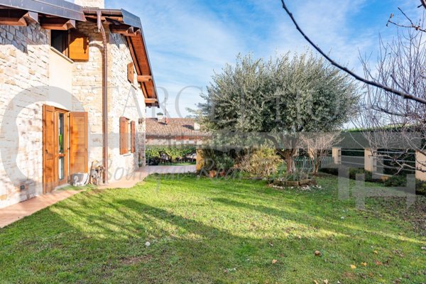 casa indipendente in vendita a Montano Lucino