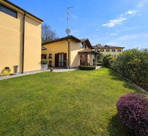 casa indipendente in vendita a Montano Lucino