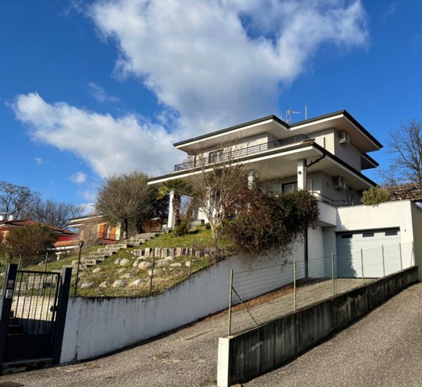 casa indipendente in vendita a Montano Lucino