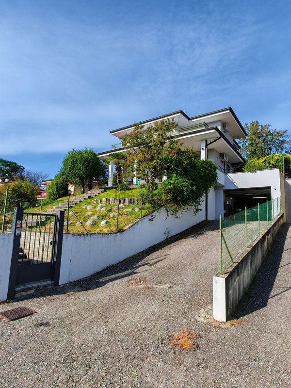 casa indipendente in vendita a Montano Lucino