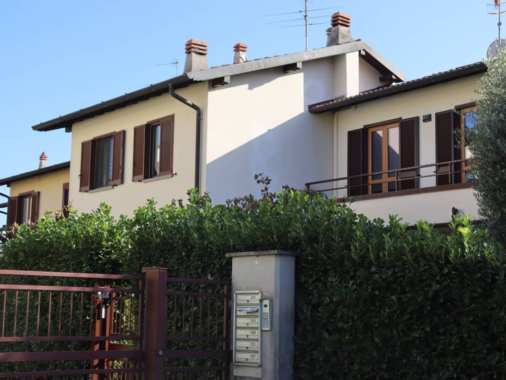 casa indipendente in vendita a Montano Lucino in zona Lucino