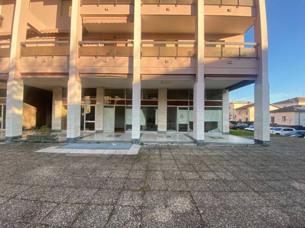 negozio in vendita a Montano Lucino in zona Lucino