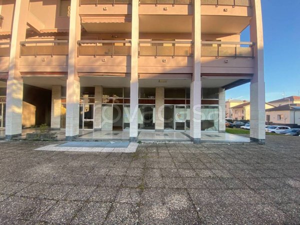 negozio in vendita a Montano Lucino in zona Lucino