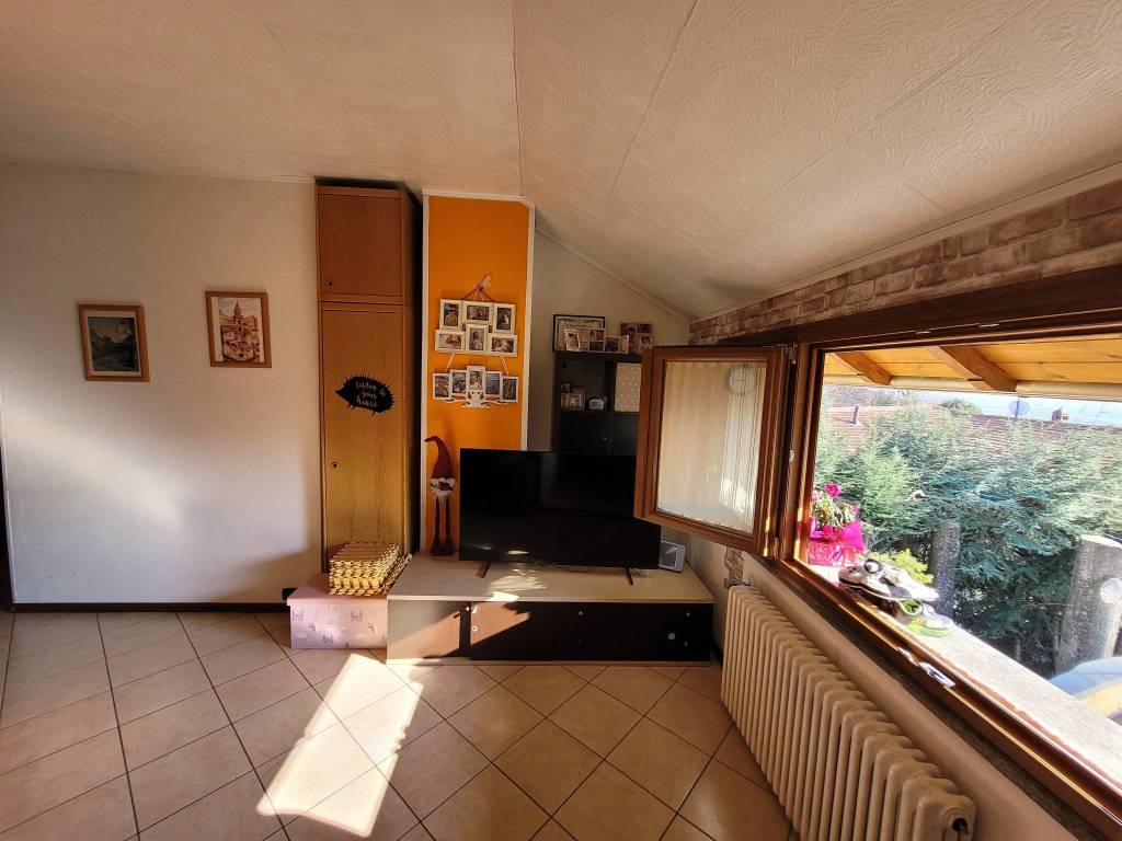 appartamento in vendita a Montano Lucino in zona Montano